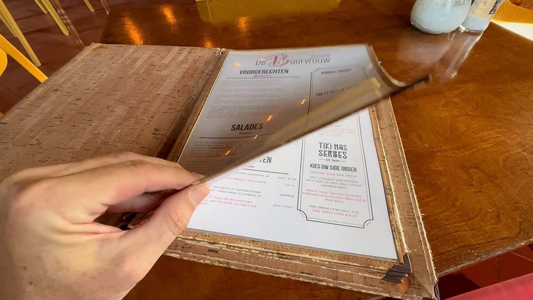 De Buurvrouw - Stefan looks through the menu
