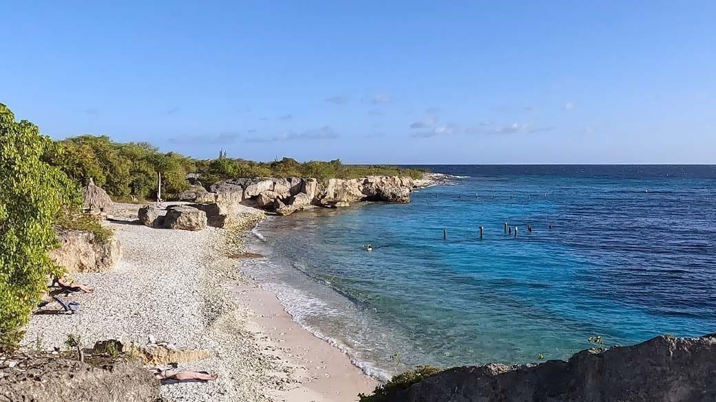 View from the elevated parking lot on the cliff down to Directeur's Bay beach