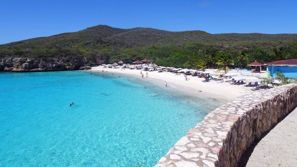 Aussicht vom Rondell auf den riesengroßen Swimming Pool Kenepa Grandi mit seinem glasklaren, türkisen Wasser