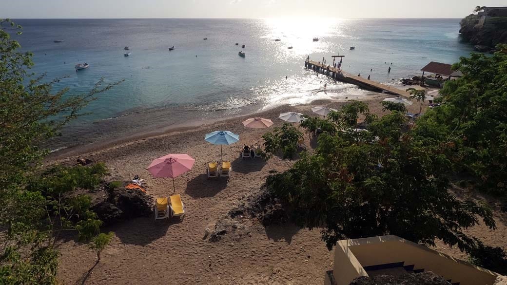 Staircase and view from the parking lot to Playa Grandi alias Playa Piskadó - the turtles are already waiting