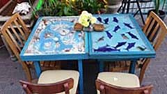 Blauer Tisch mit gemalten Fischen