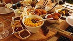 Umfangreiches Essen für mehrere Personen im Landhuis Daniel