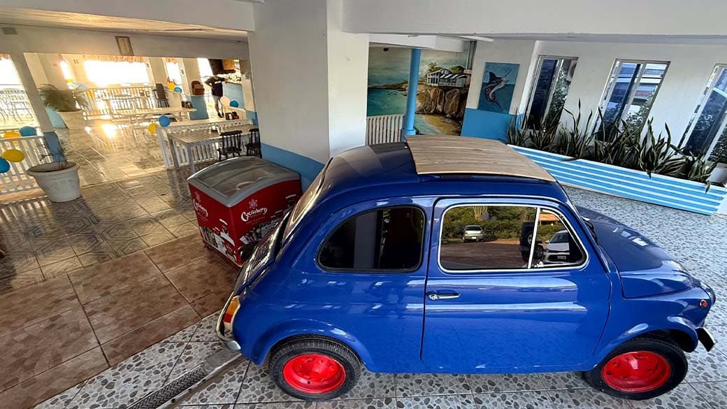 FIAT 500 oldtimer standing in the entrance of Blue View