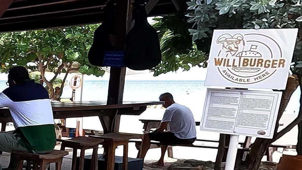 Williburger gibt es nicht nur im Toko Williwood, das auch Marfa's Hangout genannt wird, sondern auch im Strandrestaurant vom Porto Mari