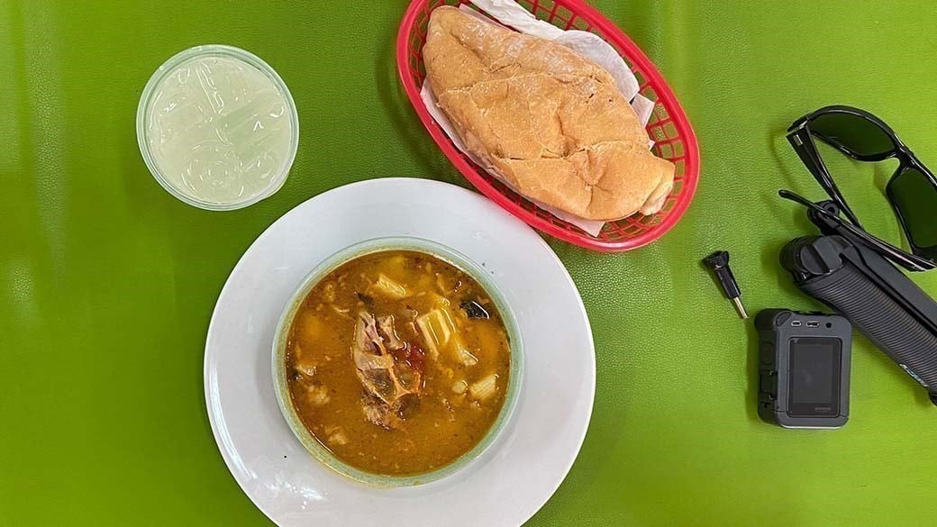 Lokale Fischsuppe von von Zus di Plaza mit Beilagenbrot im Körbchen und Awa di Lamunchi am Alten Markt in Punda