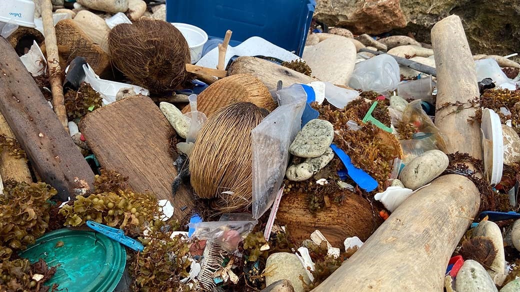 Angespültes Mikroplastik an einem Strand im Norden von Curacao