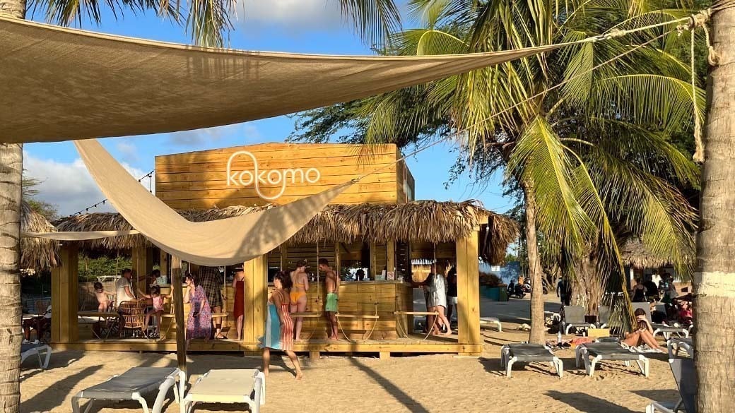 Die schöne, hölzerne Beach Bar am Kokomo Beach mit ihren vielen Schaukeln