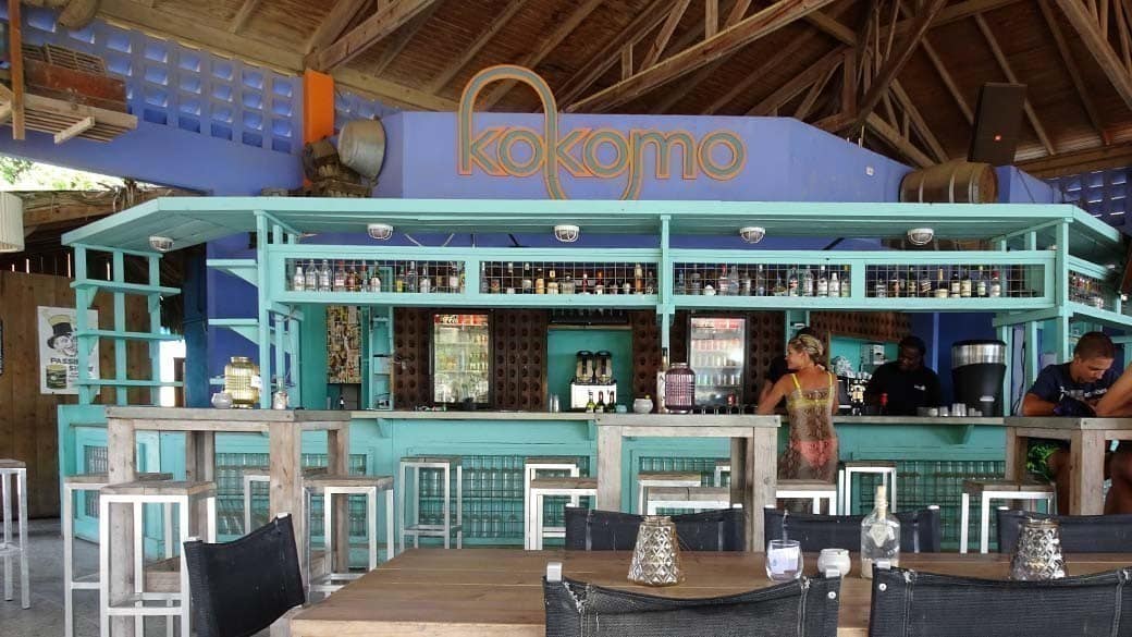 Bar im Inneren des Restaurants am Kokomo Beach