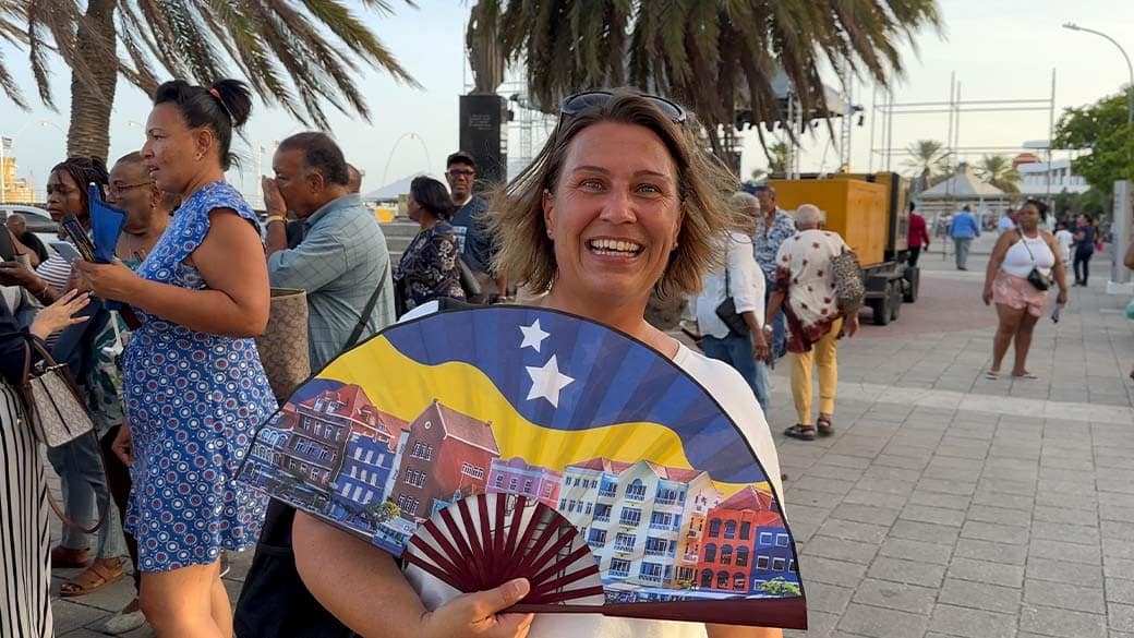 Maike mit dem Geschenk zum 40. Jubiläum, einem Fächer, auf dem die Handelskade und die Flagge Curacaos abgebildet ist