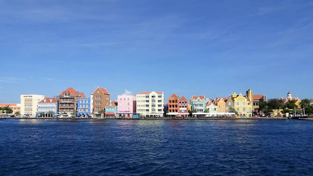 Die Handelskade ist die Uferpromenade in Punda. Die berühmten, bunten Fassaden der Kolonialbauten gehören zum UNESCO Weltkulturerbe.