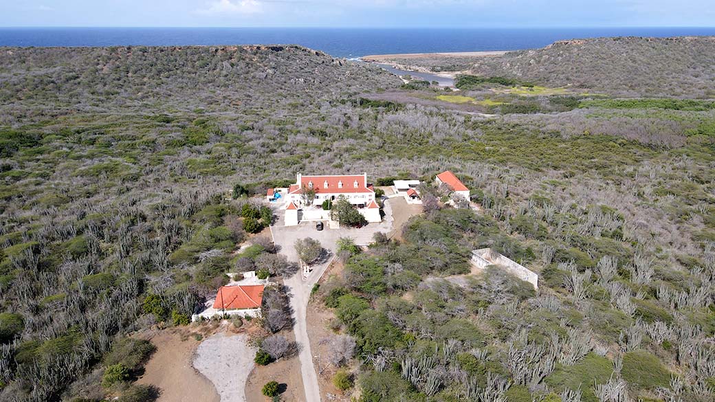 Drohnenbild der Boka Ascencion im Norden von Curacao mit dem Landhuis Ascencion im Vordergrund