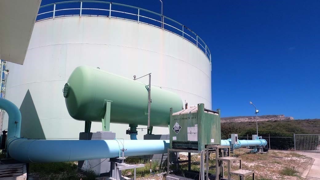 Einer der großen, runden Trinkwassertanks in der Meerwasserentsalzungsanlage Santa Barbara, Curacao