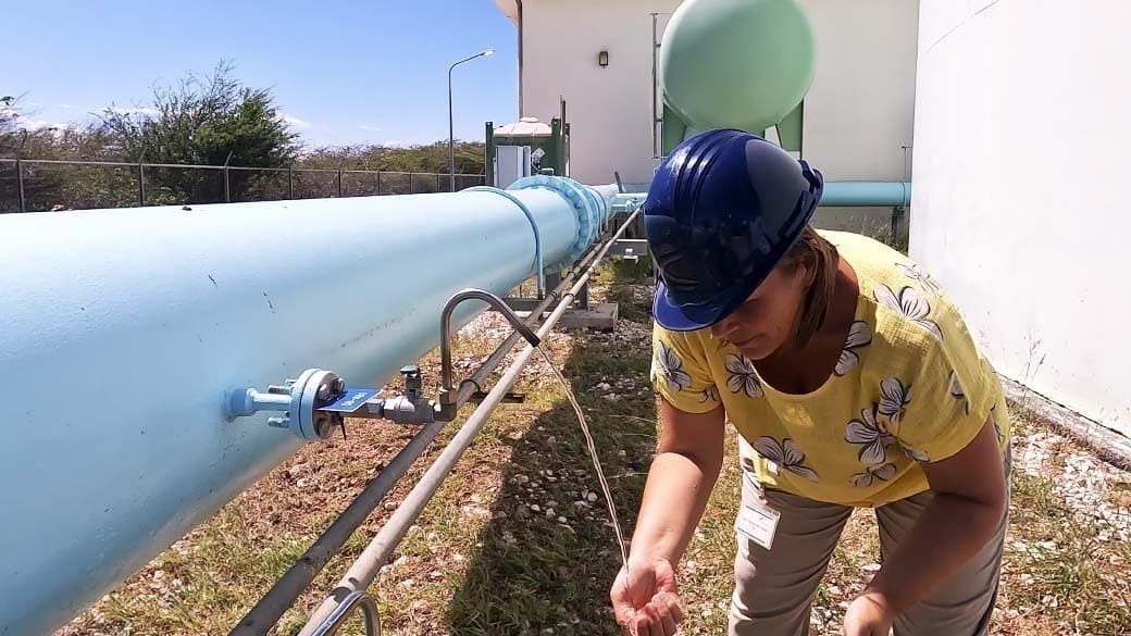 Maike Rosenthal kostet das Endprodukt Trinkwasser aus der Leitung in der Meerwasserentsalzungsanlage Santa Barbara, Curacao