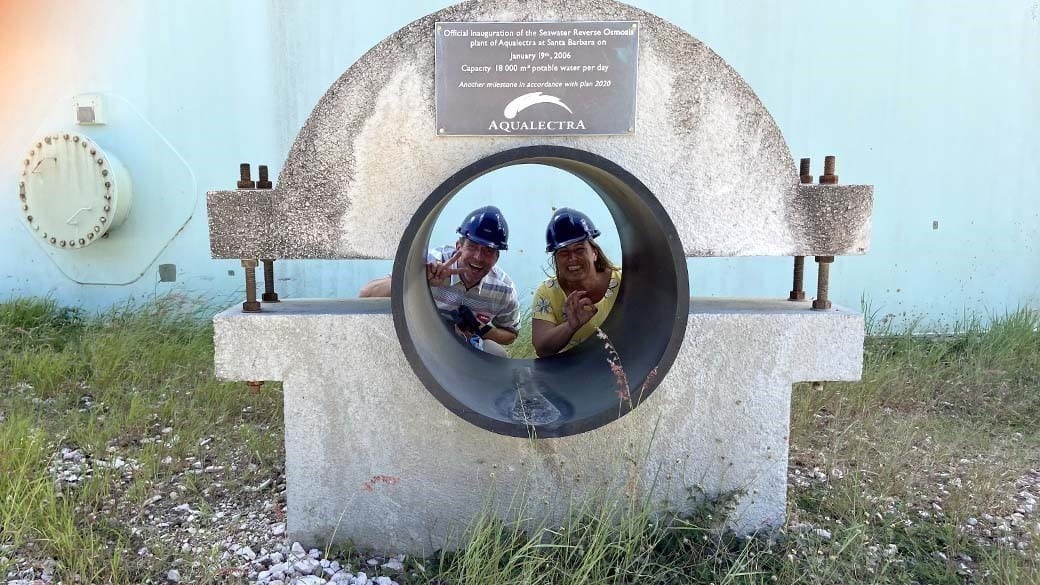 Stefan und Maike Rosenthal am Einweihungsdenkmal in der Meerwasserentsalzungsanlage in Nieuwpoort, Curacao
