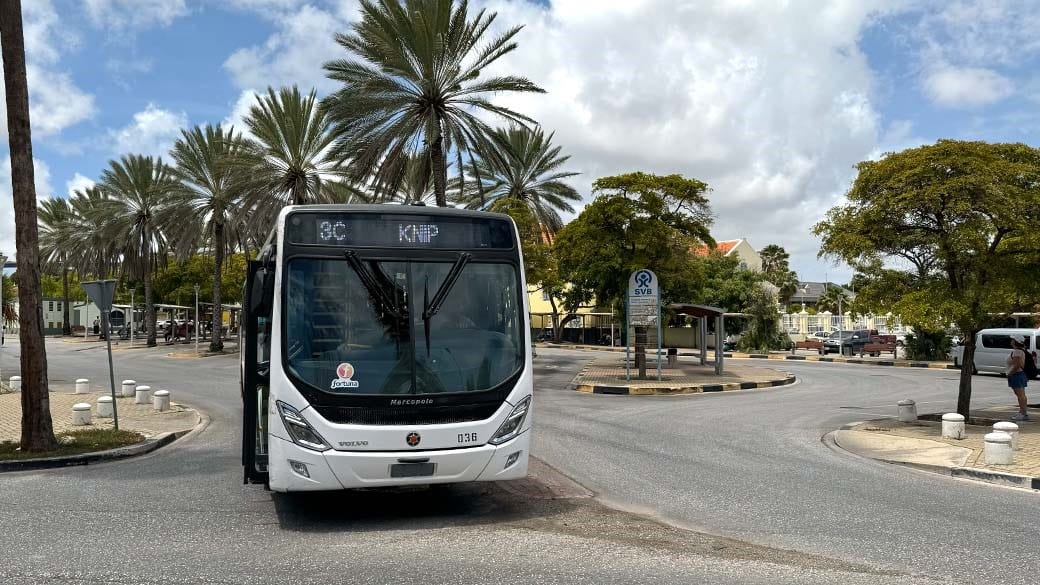 Bus zum Knip Strand fährt mit geöffneter Tür am Busbahnhof in Otrobanda ab