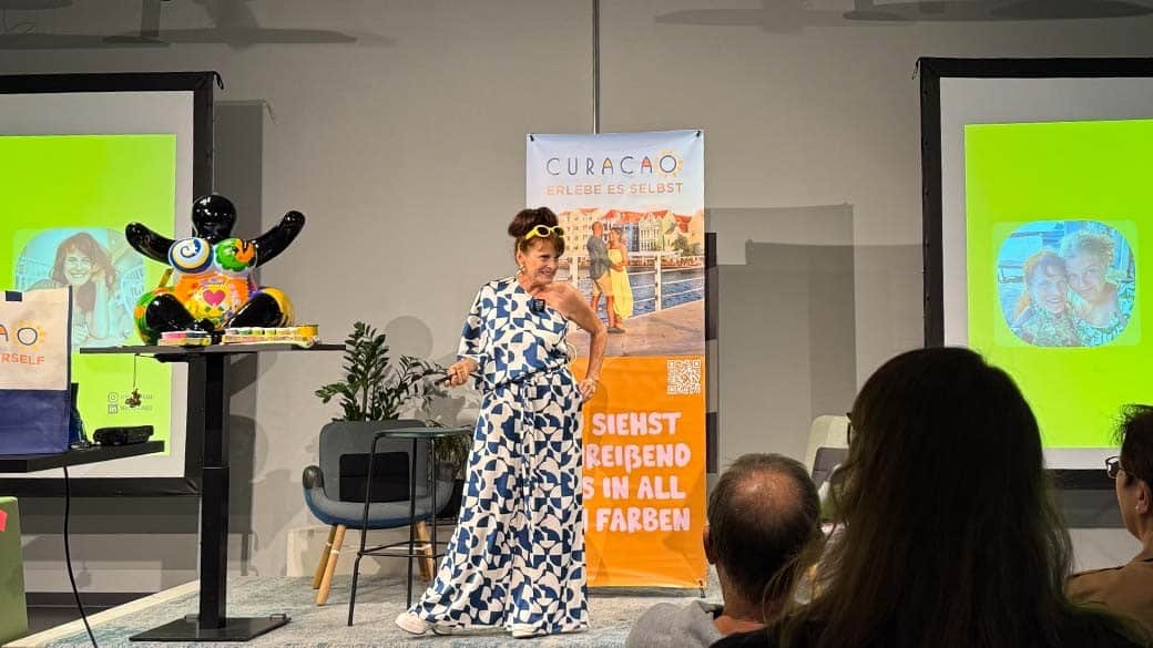 Curacao Roadshow in München, auf der die deutsche Künstlerin Serena Israel Ihre Chichi 'A Colorful Heart' präsentiert