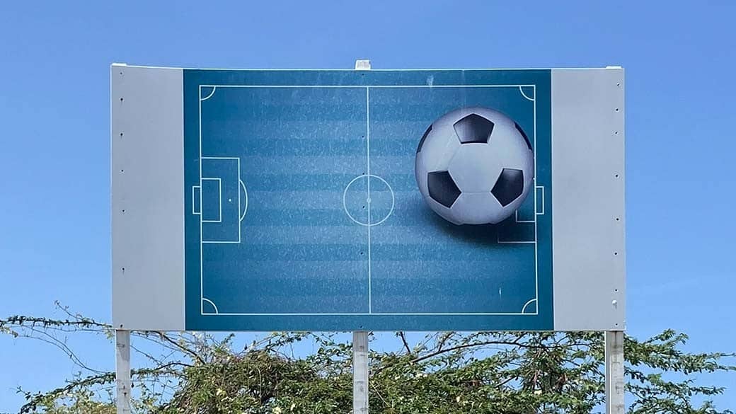 Straßenschild vom Fußballplatz in Barber als Symbol für Curacaos Qualifikation zur FIFA Fußball Weltmeisterschaft 2026