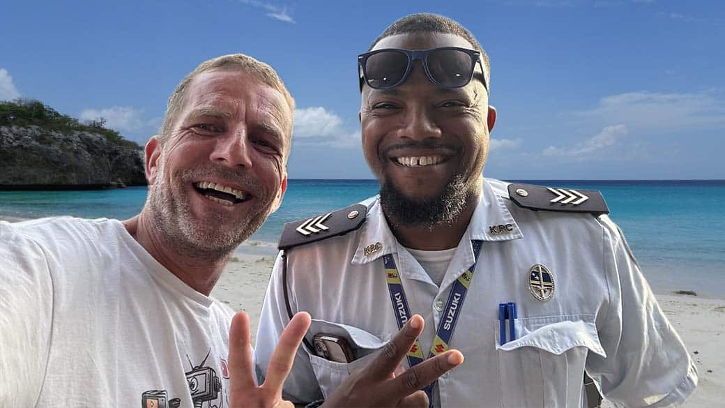 Ich habe nur tolle Erfahrungen mit der Polizei auf Curacao gemacht! (Fotomontage: Den netten Polizisten habe ich an einem Truk die Pan kurz kennenlernen dürfen.)