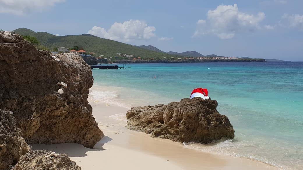Nikolausmütze liegt auf einem Felsen am Playa Kalki in Westpunt, Curacao