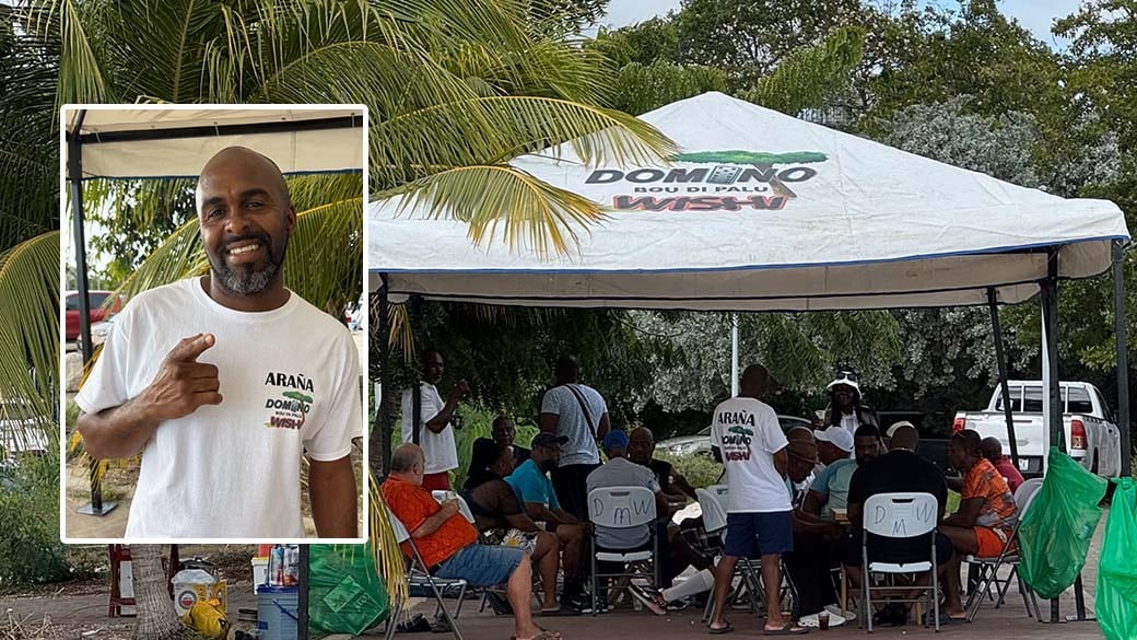 Junny vom Verein Araña Domino Bou Di Palu Wishi und Domino Spieler unter Pavillons am Playa Parasasa auf Curacao
