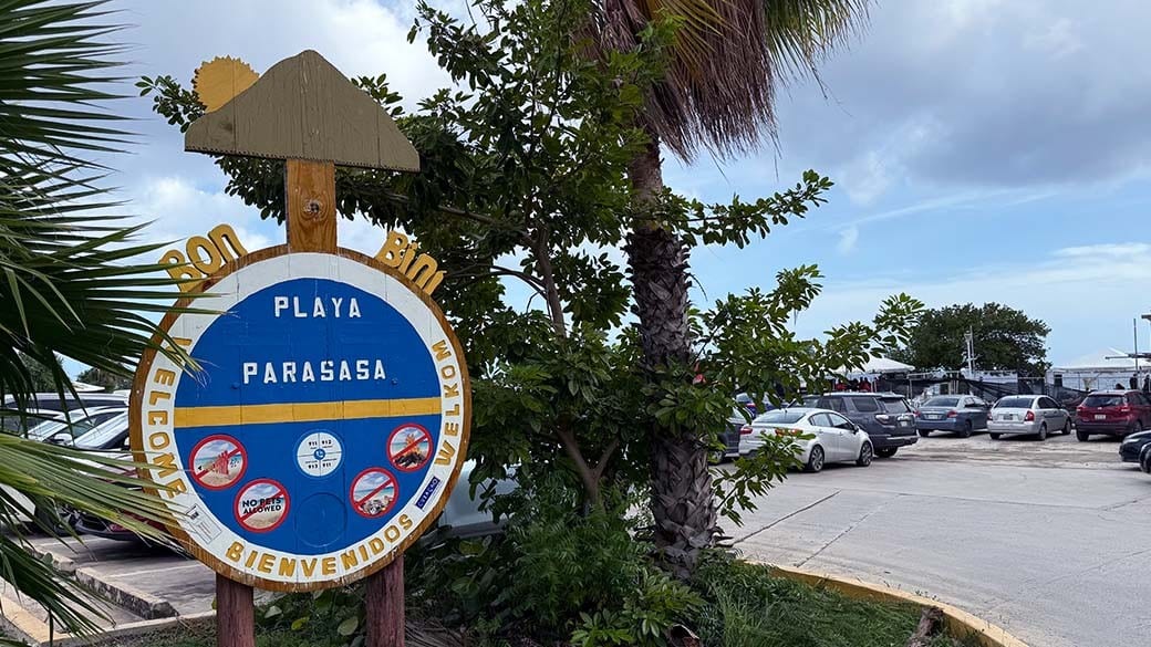 Strandschild Playa Parasasa in Piscadera auf Curacao an der Einfahrt zum Parkplatz