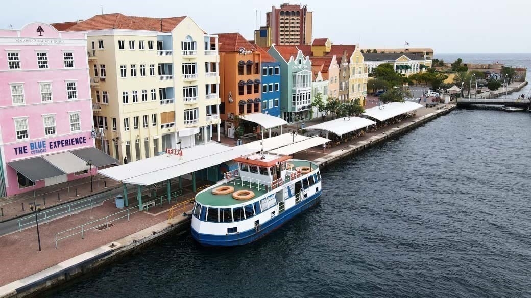 Drohnenaufnahme des Fähranlegers mit Fährboot in Richtung Königin Emma Brücke