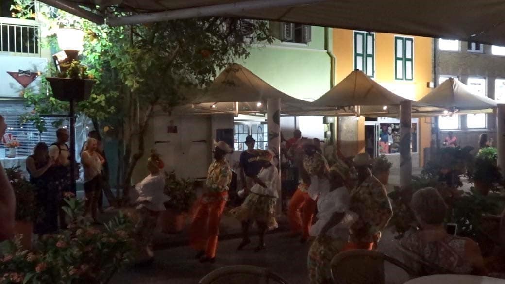 Eine traditionelle Tanzgruppe performt während der Punda Vibes und bei Live Musik am Iguana Café