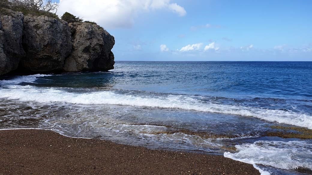 Black Sand Beach - der schwarze Strand Playa Santu Pretu auf Curacao