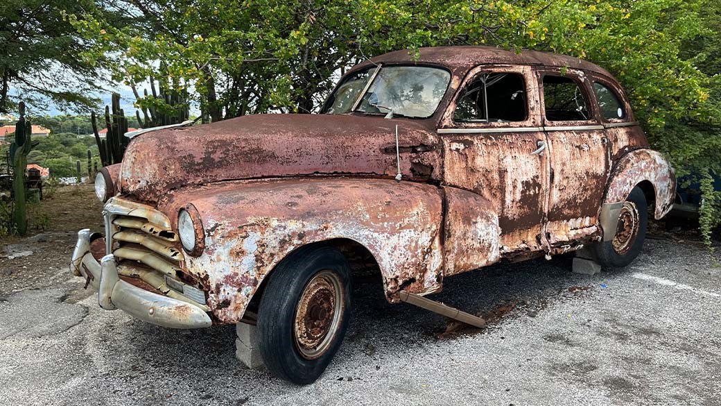 Ein altes und verrostetes Auto auf Curacao