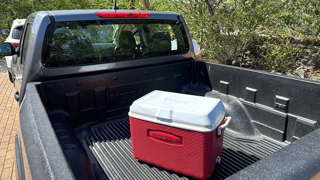 Pick-Up mit Kühlbox auf der Ladefläche