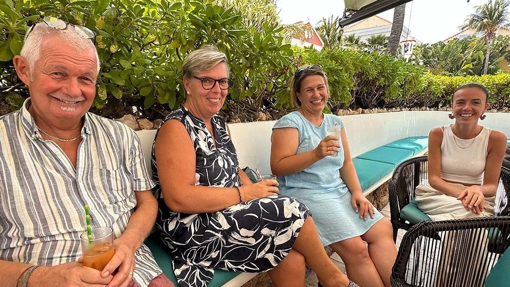 Michael und Susanne Goretzki, Maike und Lara Marchisella bei einem Erfrischungsgetränk im Avila Beach Hotel, Curacao